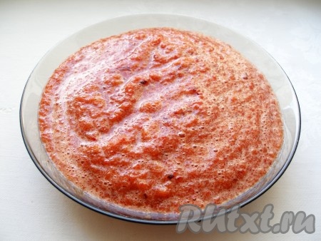 Приготовить из слив пюре. Для этого можно натереть половинки слив на тёрке так, чтобы кожура оставалась в руках, а затем ещё измельчить блендером, чтобы консистенция стала более пюреобразной.