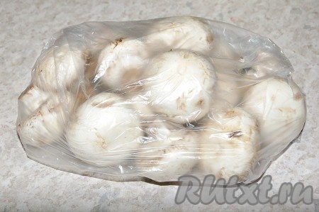 А дальше можно делать по-разному. Можно целиком упаковать грибы в пакеты полиэтиленовые и в таком виде отправить в морозилку.