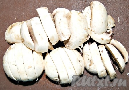 Можно нарезать шампиньоны тонкими ломтиками.