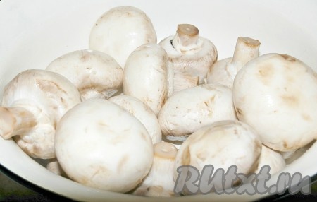 Тщательно промыть их под проточной холодной водой.