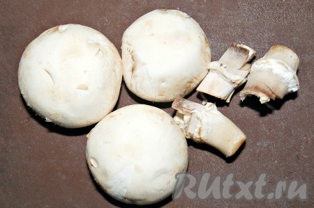 Если вы любите фаршированные шляпки шампиньонов, можно заморозить только шляпки. Для этого аккуратно отделить шляпки от ножек и отправить в морозилку только шляпки.