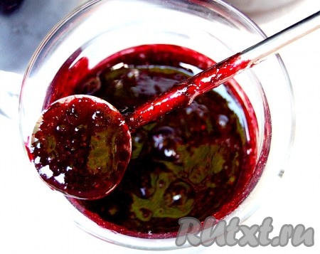 Сырое варенье получается настолько вкусным, что его можно подавать в качестве десерта просто в кружечке.