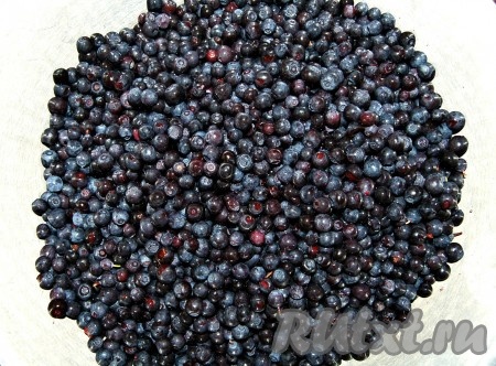 Чернику перебрать от лесного мусора, промыть, высушить, разложив на чистом полотенце. Подготовленную чернику выложить в тазик.