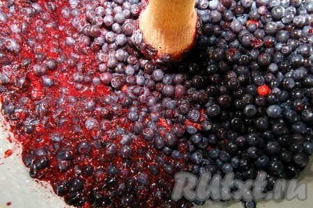 А дальше можно поступать различными методами.  Ягоду можно потолочь с помощью деревянной толкушки. При этом способе ягоды не полностью разомнутся, часть ягод останется целой, и многие делают сырое варнье с помощью толкушки именно из-за сохранности части ягод целиком.