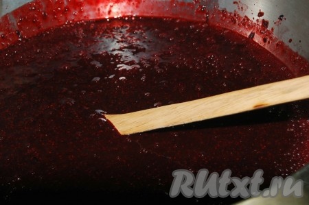 Размешать тщательно деревянной ложкой.