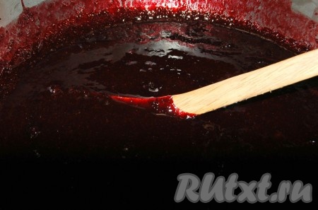 Оставить тазик при комнатной температуре на 1-2 суток, периодически размешивать деревянной ложкой, чтобы сахар полностью рстворился.