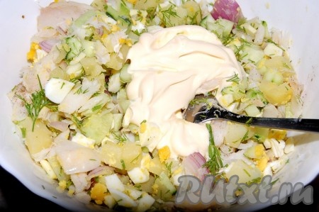 Добавить майонез.