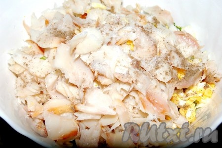 Треску горячего копчения отделить от косточек, разобрать на небольшие кусочки и отправить в салат. Посолить и поперчить блюдо.
