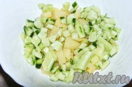 Огурец свежий нарезать кубиком. Если кожица у огурца грубая, то огурец можно очистить, салат будет нежнее. Добавить огурец к картофелю.
