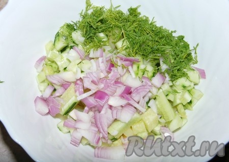 Лук репчатый нарезать мелкими перьями. Укроп измельчить. Добавить лук и укроп в салат к огурцу и картофелю.
