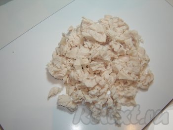 Куриное филе помыть, положить в холодную подсоленную воду и отварить мясо до готовности. Куриное филе вынуть и дать ему остыть. Остывшее куриное мясо порезать кубиками.