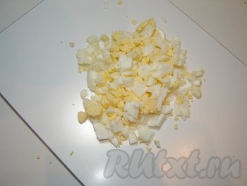 Яйца сварить вкрутую, очистить и порезать.