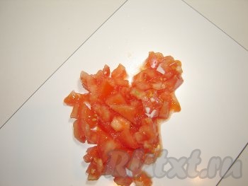 Помидоры помыть и мелко нарезать.