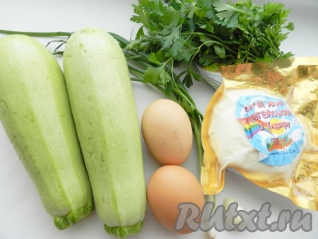 Подготовить продукты для приготовления запеканки из кабачков с адыгейским сыром в духовке.