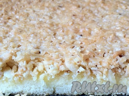 Нежный пирог с карамелизированными орехами