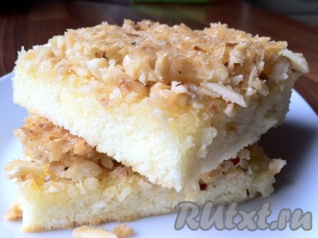 Нарезать порционно нежный пирог с карамелизированными орехами и - приятного чаепития!
