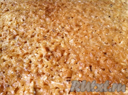 Отправить обратно в духовку на 15-20 минут. Ореховая масса станет золотисто-коричневой.