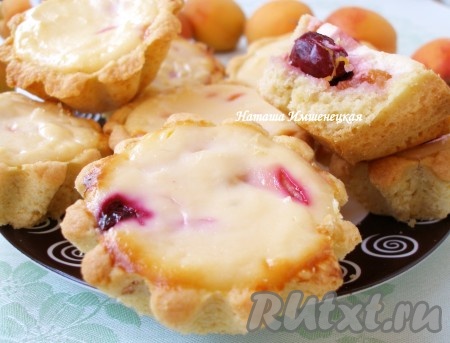 Наивкуснейшие песочные корзиночки с фруктами и ягодами готовы.