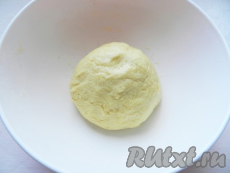 Накрыть тесто пищевой пленкой и убрать в холодильник на 30 минут.