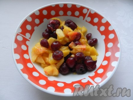 Персики очистить от кожуры, нарезать мелкими кусочками.