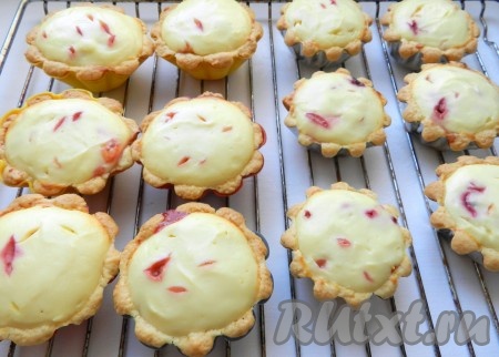 Выпекать корзиночки в разогретой до 180 градусов духовке 25-30 минут. Тесто должно приобрести приятный золотистый оттенок. Остудить, не вынимая из форм.