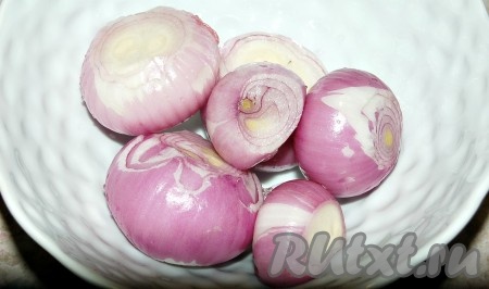 Лук очистить от шелухи.