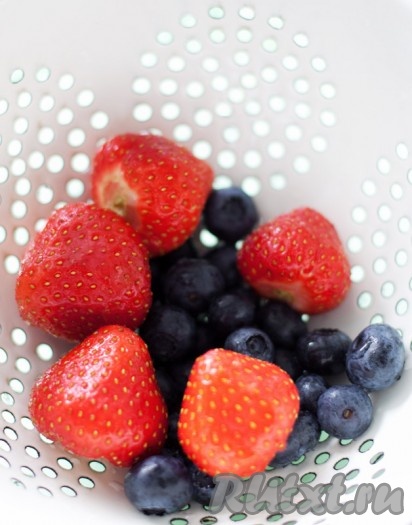 Промойте клубнику, голубику и листья мяты. Отложите часть клубники или голубики в сторонку.