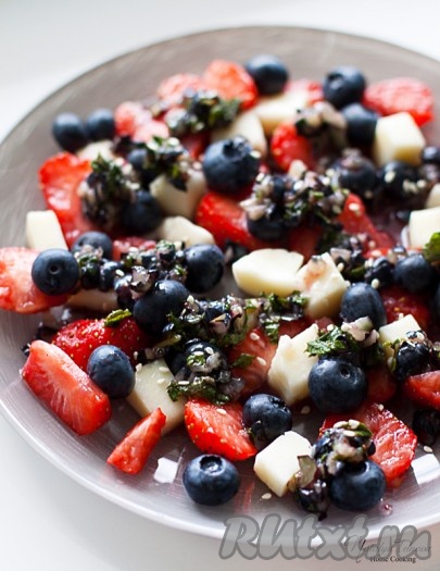 Десерт из клубники, голубики и сыра "Моцарелла"