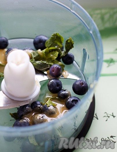 Взбейте блендером отложенную часть ягоды, листья мяты с добавлением бальзамического уксуса и меда.