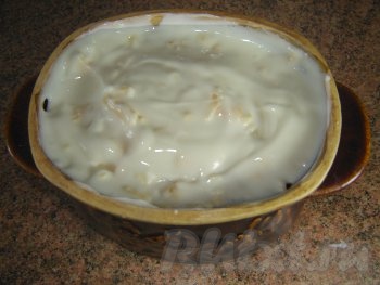 Слой майонеза сверху сыра