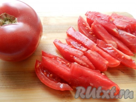 Помидоры нарезать соломкой.