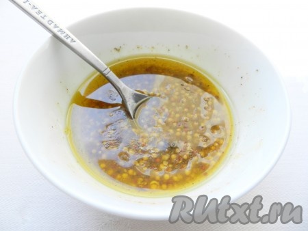 Смешать ингредиенты для заправки салата с мясом и болгарским перцем.
