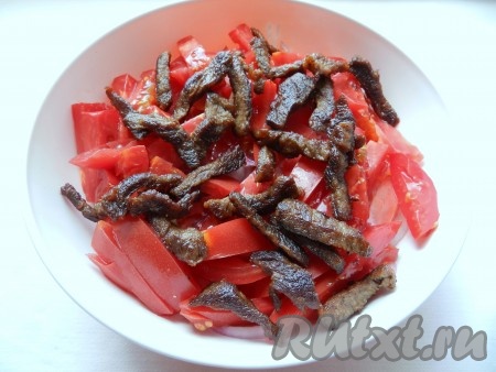 Выложить в салатник все ингредиенты, добавить обжаренное мясо.