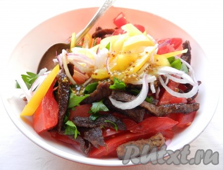 Салат по вкусу посолить и поперчить, заправить заправкой и перемешать.