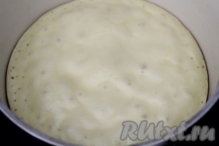 Для выпечки панкейков идеально подходит маленькая сковородка (я выпекала на сковороде диаметром 13 см)&nbsp; или ковш с антипригарным покрытием. Для первого блина смазываем сковороду несколькими каплями масла, далее будем выпекать блинчики уже без масла (так как мы добавили масло в само блинное тесто). Наливаем часть теста в сковороду половником и выпекаем панкейк на среднем огне под крышкой, пока он весь не схватится.
