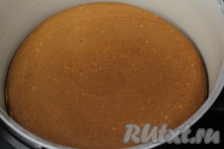 Далее переворачиваем и выпекаем 1-2 минуты со второй стороны.