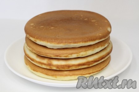Следующие блинчики выпекаем уже без добавления масла, готовые панкейки складываем друг на друга.
