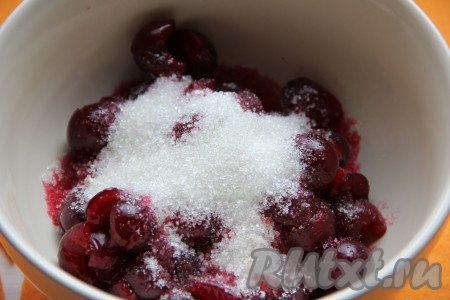 100 грамм вишни без косточек засыпаем 50 граммами сахара и оставляем на 30 минут.
