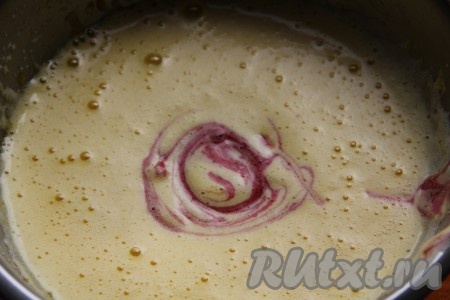 К яичной массе добавляем вишнёвое пюре, не прекращая взбивать медленно миксером.
