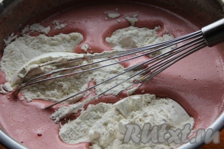 Вливаем растительное масло, следом высыпаем муку и разрыхлитель, хорошо перемешиваем.
