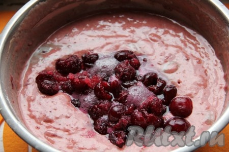 Вливаем растительное масло, следом высыпаем муку и разрыхлитель, хорошо перемешиваем. В последнюю очередь высыпаем вишню, вместе с соком и сахаром, хорошо перемешиваем. Тесто для кекса по консистенции получится, как густая сметана.