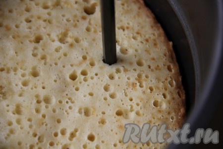 В остывшем кексе с помощью карандаша или ручки проделываем дырочки.