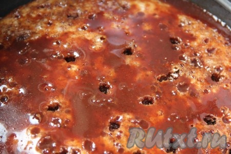 Даем сиропу остыть. Остывший сироп выливаем на остывший кекс в два захода. Половину заливки выливаем сразу, ждем пока она впитается в кекс, затем выливаем остальную часть.