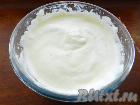 Аккуратно, движениями снизу вверх, вмешать белки в тесто.