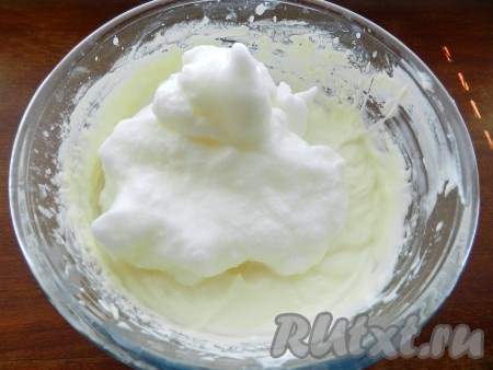 Белки взбить в крепкую пену со щепоткой соли и добавить их в тесто.