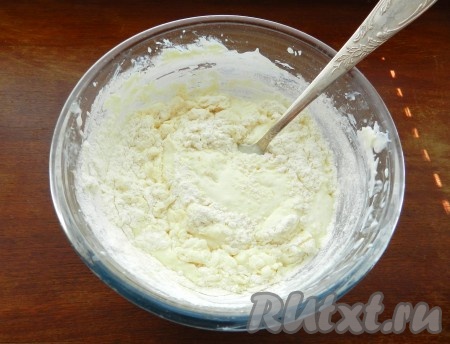 Всыпать муку с разрыхлителем, перемешать, чтобы получилась однородная масса без комочков.