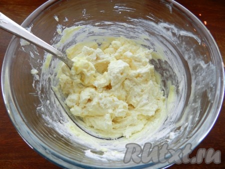 Яйца разделить на желтки и белки. Белки отставить в сторону. Желтки соединить с творогом, сахаром и ванильным сахаром, растереть до однородности.