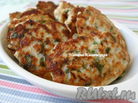 Вкусные, сочные, аппетитные рубленные котлеты, приготовленные из филе куриной грудки с зеленью, к столу подавать горячими.