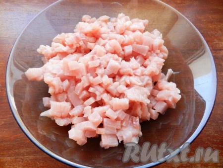 Филе куриной грудки вымыть, обсушить и нарезать на мелкие кусочки.