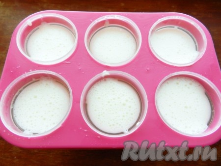 Смесь ещё больше загустеет, станет более пышной. В этот момент можно разложить смесь для молочного домашнего мороженого по формочкам или оставить в прежней посуде и поставить в морозильную камеру до полного замораживания. Я оставила на ночь.
